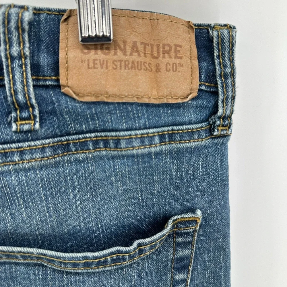 Levis ***small hole